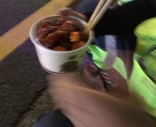 늦은밤 미화원 녹초돼 쉬는데…'닭강정' 건넨 사장님[인류애 충전소]