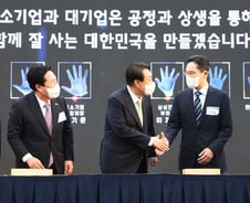 퍼펙트스톰, 결국 기업이 답이다[우보세]