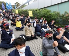 [단독]삼성전자 노조도 임금피크제 소송 제기…"깎인 임금 보상하라"