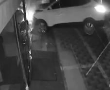 [단독]가게 유리창 달려든 차…운전자 도망갔는데 차주는 '사망자'[영상]