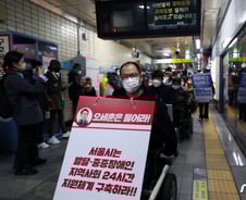 [단독]70만원짜리 고무발판에 달린 생명줄…승강장 사고 끝없는 이유