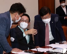 野 '정치탄압' 피케팅에…법사위 대법원 국감 '50분 지연'