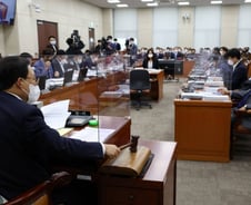 중앙선관위원장 퇴장 두고 신경전…"감사 거부 입장 밝혀라"