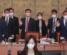 국감에 등장한 '윤석열차'.."표현자유 억압" VS "정치성향 기울어"