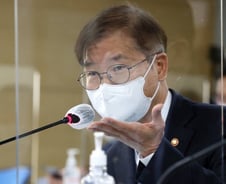 이정식 고용장관 "노란봉투법, 노조법 한두 개 건드려서 될 일 아냐"