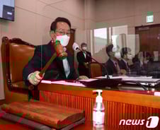 박범계 "위원장이 꿈속 헤매는 듯"vs김도읍 "말 취소해라"