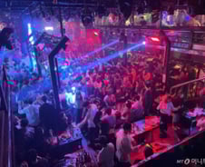 [르포]'불금'에 강남 클럽 기습…"마약 찾아라" 쓰레기까지 뒤졌다