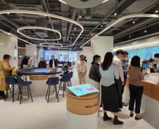 시끌벅적 명동과 다르다…말이 필요없이 '연결'된 카페스윗 쏠