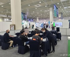 날개 돌리니 불빛이 '반짝'…"직접 '전력' 만들어보니 관심 커지네요"