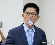 김문수 '윤건영 종북' 발언, 환노위 파행…野 "고발 조치해야"