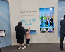 어린 아이 발길도 붙잡은 SK, 미래 에너지 청사진 '레벨업'