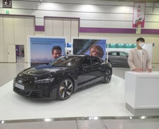 "이차 타봐도 되나요?" 관람객 시선 모으는 아우디 이트론 GT