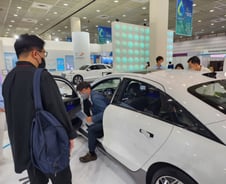 아이오닉6 '사이드미러'에도 감탄…"휴가내고 왔어요"