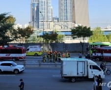 [단독]노량진역 인근 도로서 '펑' 폭발음...도로 위 맨홀 뚜껑 솟아 올라