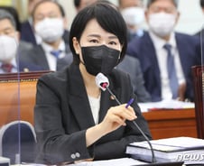 與 '질척거린다' 표현 논란…전현희 "성적수치심 느껴, 사과하라"