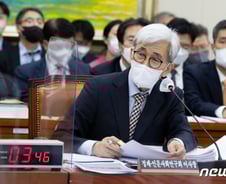 與, '文 임명' 정해구 사퇴 압박…"2억 월급 때문? 소신은 없나"