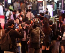 10만명 인파 '핼러윈' 이태원…오후 경찰 신고만 50건