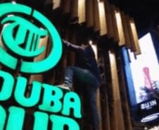 '이태원 참사' 직감한 외국인?…필사적으로 벽 기어올라[영상]