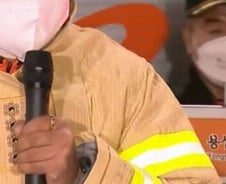 '이태원 참사' 브리핑하며…손 덜덜 떨리던 용산소방서장[영상]