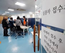 여전히 발 동동 구르는 가족들…'이태원 압사 참사' 실종 신고 3900건 넘었다