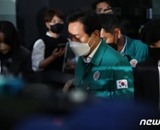 급거 귀국한 오세훈 이태원 참사 현장 찾아.."장례 등 수습 최선"