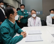 '이태원 참사' 응급병원 찾은 한덕수 "사고수습에 모든 역량 집중"