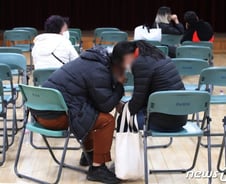 한쪽은 운동화·한쪽은 구두…정신없이 자녀이름만 울부짖다