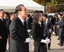 尹대통령·김건희 여사, '이태원 참사' 조문…사고수습 본격화