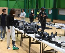 알람 울리는 휴대폰·짝 잃은 신발…주인 기다리는 이태원 물품 1.5t