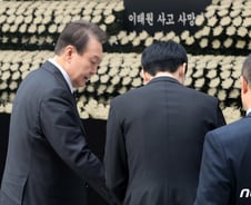 尹 대통령, '이태원 참사' 녹사평역 합동분향소 조문…연이틀 조문