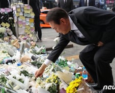 尹 대통령, 이태원역 1번 출구 앞 국화꽃…이틀째 '참사' 조문