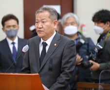 고개숙여 사과한 행안부 장관.."이태원 참사 유가족 살피지 못해"