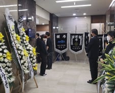 이태원 참사 '16살 손녀' 빈소서 울먹인 할아버지…"내 첫 손주"