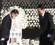 尹 대통령, '이태원 참사' 합동분향소 조문…사흘째 '조문 행보'