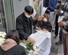 이태원 국화꽃 나눔하는 30대男…"인파에 휩쓸려 친구 숨져"