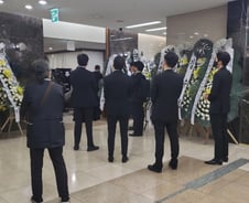 2년만에 9000㎞ 날아온 아버지…이태원서 숨진 외동딸 영정 마주했다