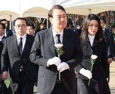 김건희 여사, 이태원 참사 빈소 찾아 "정말 죄송" 머리 숙였다