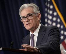 파월 "美금리 예상수준보다 높아질 것...일시정지는 시기상조"