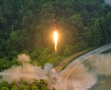 北, 중장거리 추정 탄도미사일 발사…이번엔 日 대피령