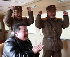 北주민들 굶주리는데…"김정은, 미사일 발사에 하루 1000억 썼다"