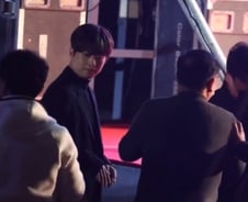 [더영상] 이찬원, 이태원 애도하다 봉변…부산 한복판 바퀴벌레 떼