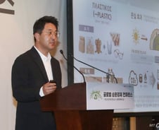 폐 페트병으로 만든 유니폼…"잘 버리면 자원이 된다"