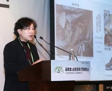 샤넬 가방 럭셔리하지만…"가죽제품은 만드는 만큼 폐기물 된다"