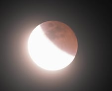 어젯밤 밤하늘서 놀던 '달'…붉은빛 내고 '쏙' 숨었다[영상]