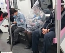 [더영상] 무단횡단男, 차에 '발길질'…구급차 막은 운전자