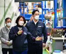 [단독]이재용 회장, 광주·부산 찍고 수원行…현장 경영 빨라졌다