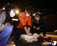 [단독]건물 안 잠자는 심장충격기 밖으로 꺼낸다..관광지 설치 의무화도