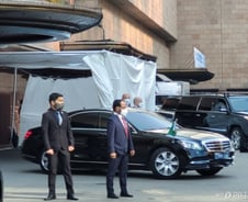 [르포]"VVIP 왕세자 보자" 그 호텔 가보니…무장 경호원에 꽁꽁 가린 천막