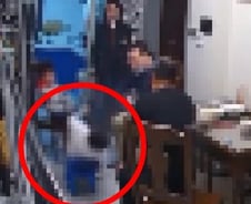 [더영상]사이렌 울리며 '커피숍'간 구급차…아이폰 접은 '괴짜'