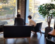 [르포]"괜히 알면 신경쓰니까..."연차내고 몰래 수험장 지키는 학부모들